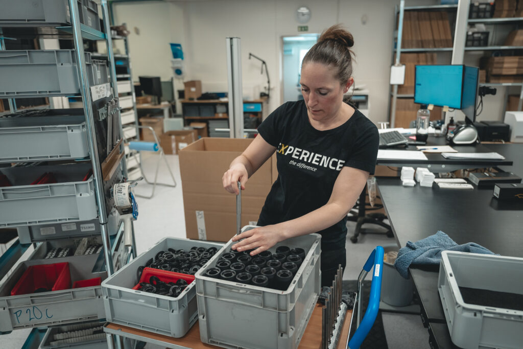 Jenny vérifiant les filetages avant l'emballage des silencieux.