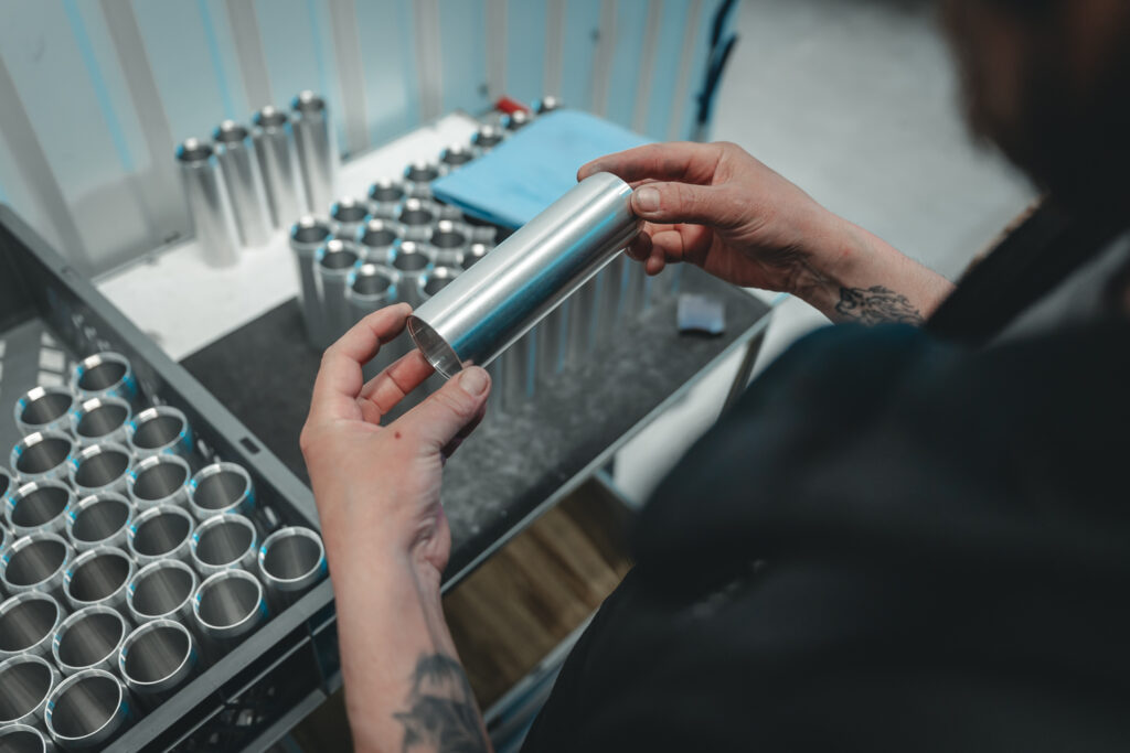 Contrôle manuel de chaque pièce d'un silencieux Stalon.